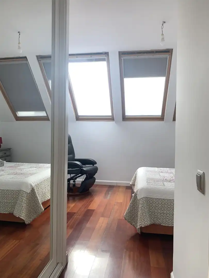 Schlafzimmer von Dachboden zur Miete in Madrid mit Klimaanlage, Heizung und Möbliert