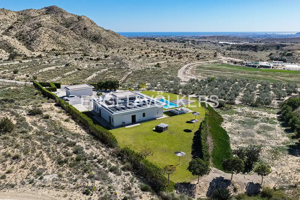Vista exterior de Casa o xalet en venda en Alicante / Alacant amb Aire condicionat, Calefacció i Jardí privat