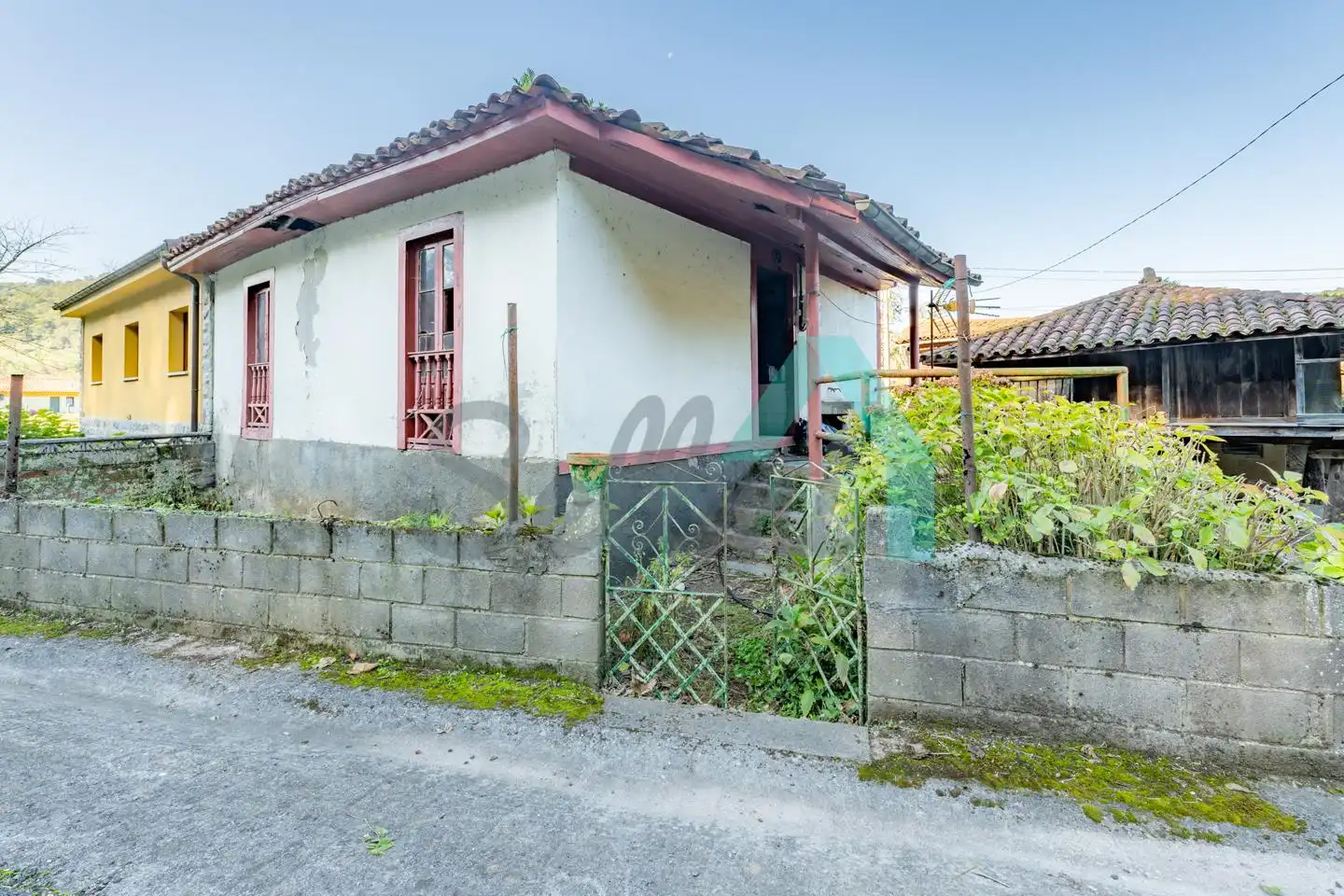 Außenansicht von Einfamilien-Reihenhaus zum Verkauf in Belmonte de Miranda mit Parkett