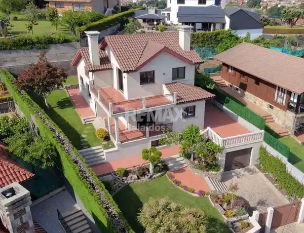 Vista exterior de Casa o chalet en venta en Vigo  con Calefacción, Jardín privado y Terraza
