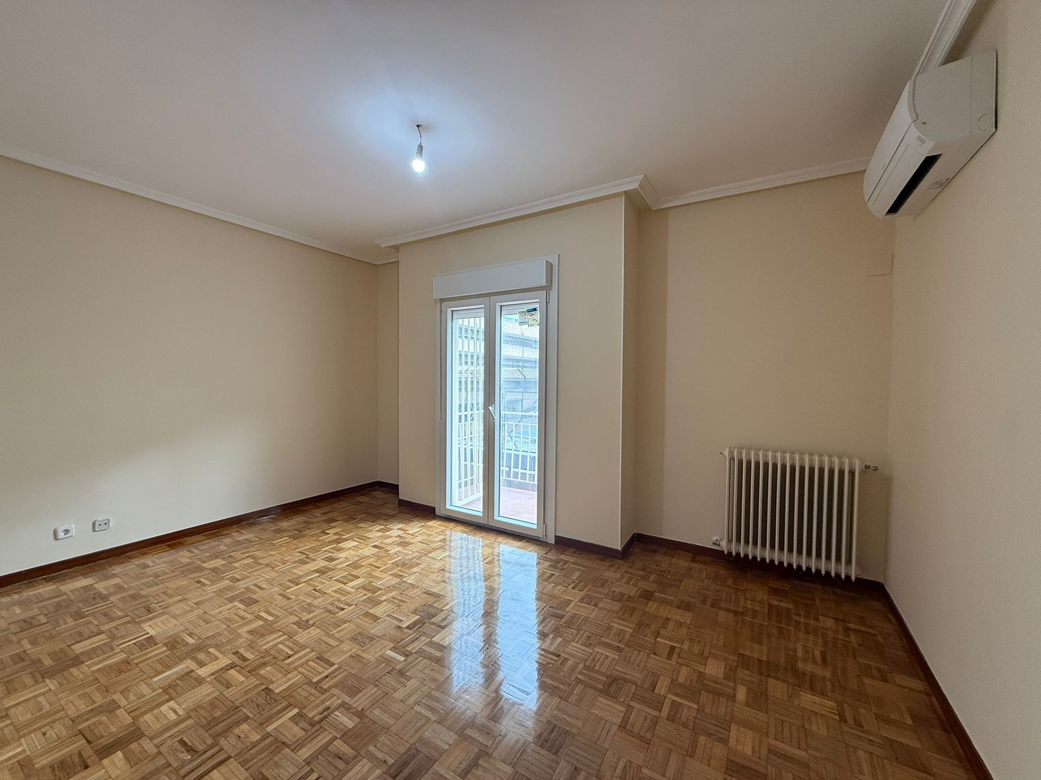 Bedroom of Flat to rent in  Madrid Capital  with Air Conditioner, Heating and Balcony