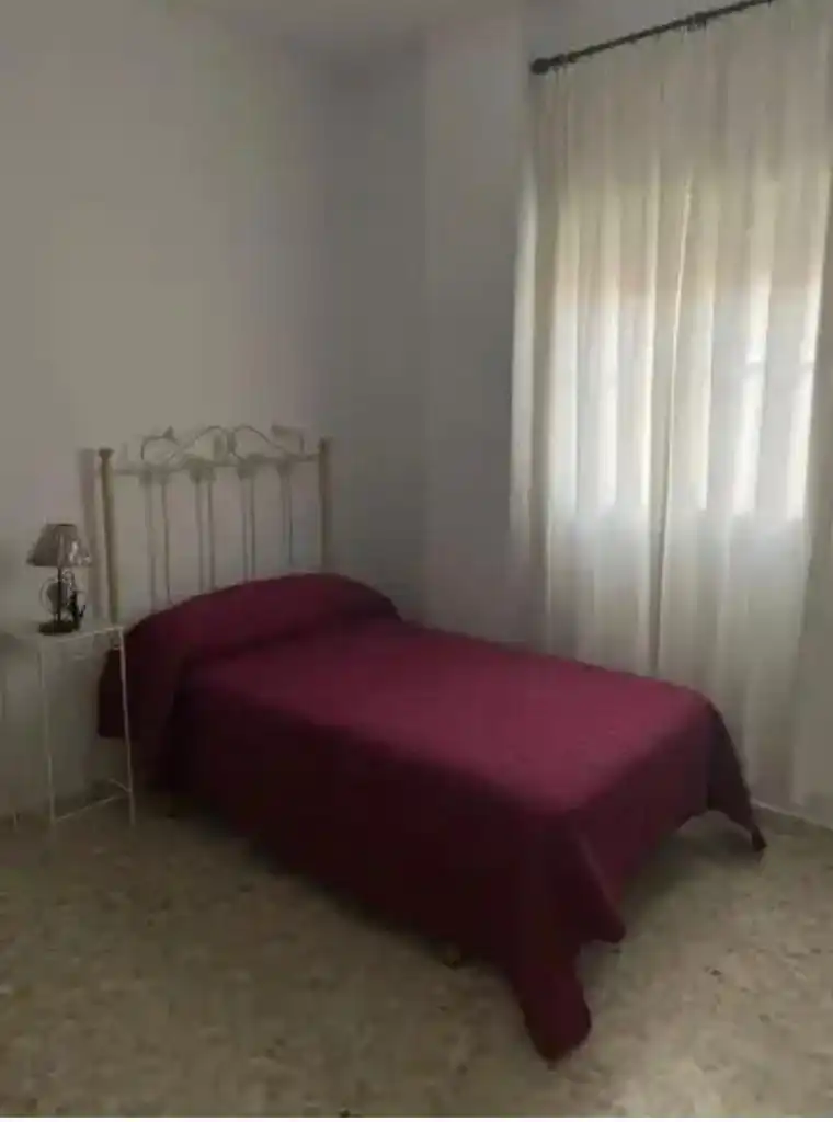 Dormitori de Pis de lloguer en Dos Hermanas amb Aire condicionat, Moblat i Rentadora