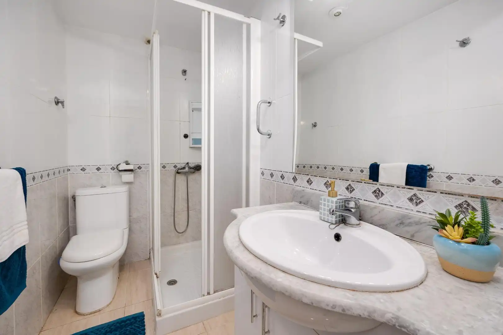 Bany de Apartament en venda en Torrevieja amb Aire condicionat, Terrassa i Moblat