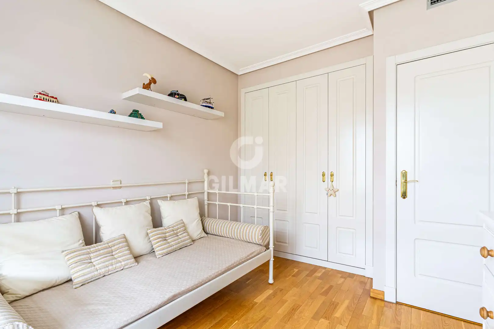 Habitación de Casa adosada en venta en Boadilla del Monte con Calefacción, Jardín privado y Piscina