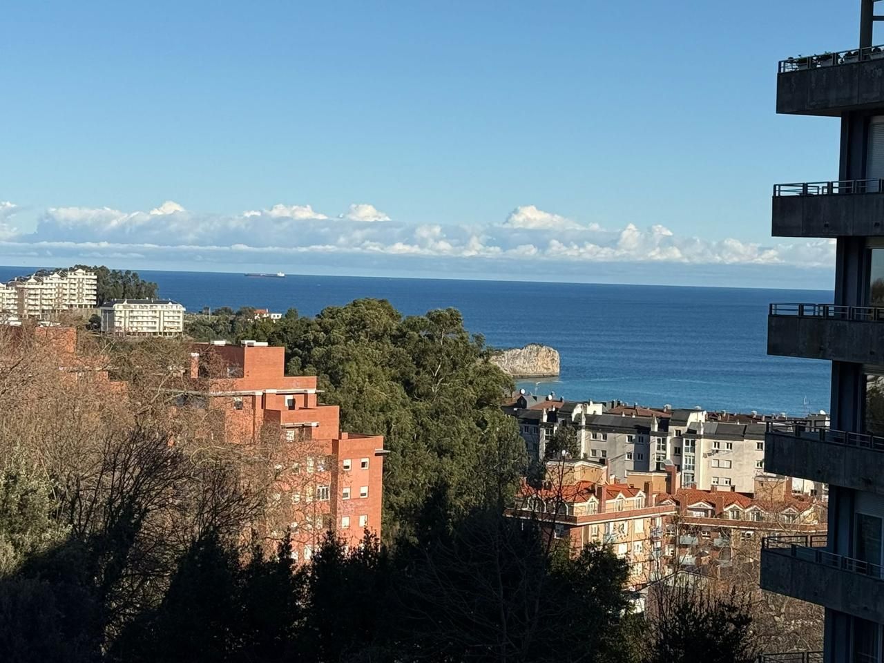 Vista exterior de Pis en venda en Castro-Urdiales amb Calefacció, Terrassa i Traster