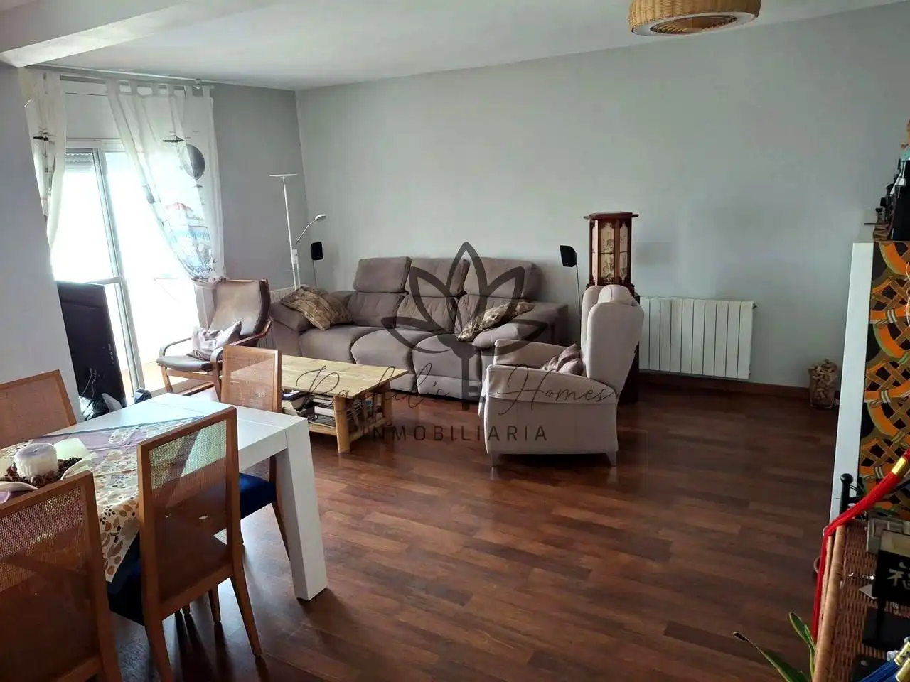 Wohnzimmer von Einfamilien-Reihenhaus zum Verkauf in Castelldefels mit Klimaanlage, Heizung und Privatgarten
