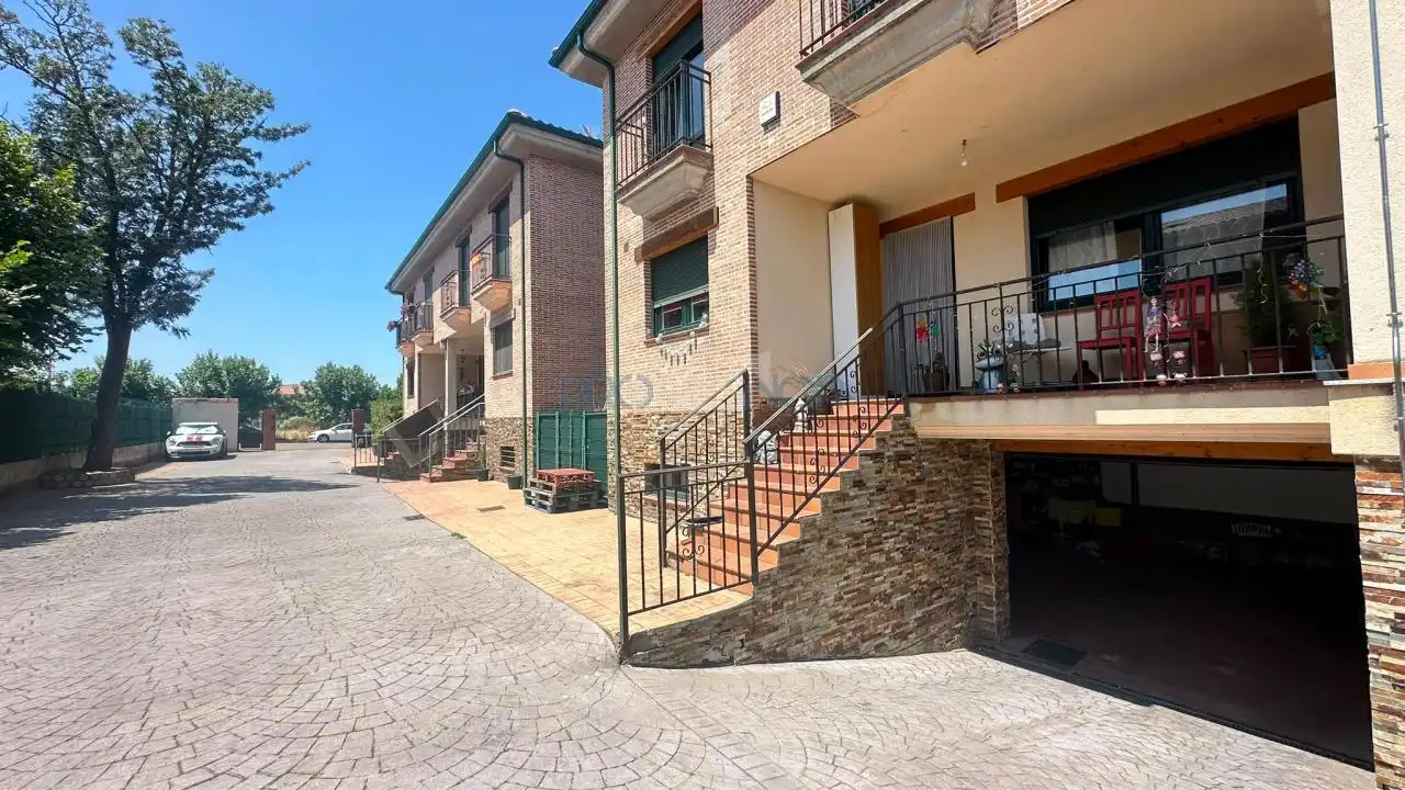 Vista exterior de Casa adosada en venda en Onzonilla amb Calefacció, Jardí privat i Terrassa