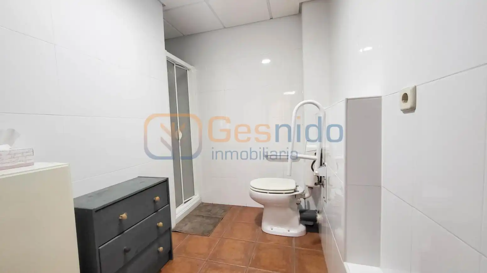 Baño de Local de alquiler en Segovia con Aire acondicionado