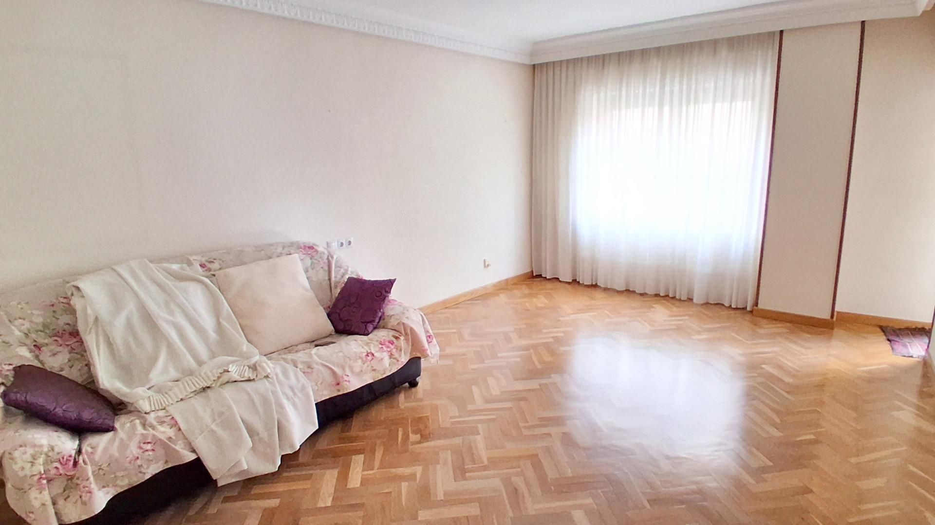 Sala d'estar de Pis en venda en Salamanca Capital amb Calefacció, Parquet i Balcó