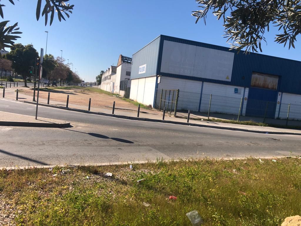 Vista exterior de Nau industrial en venda en  Sevilla Capital