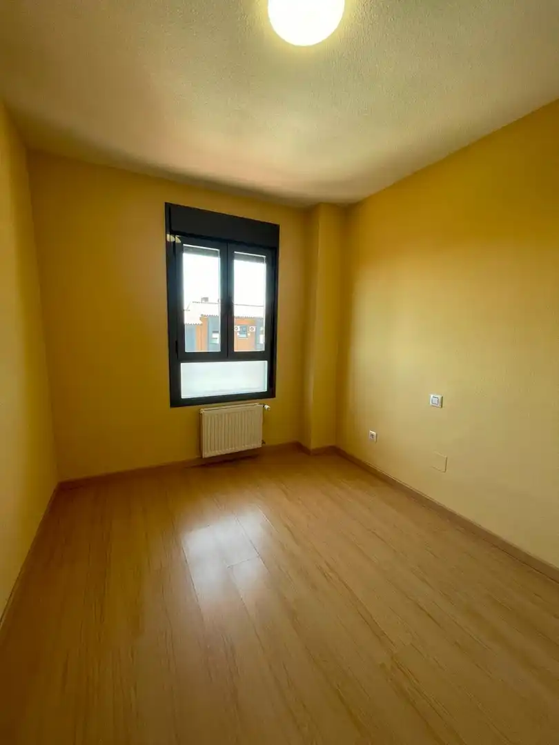 Schlafzimmer von Dachboden zur Miete in El Molar (Madrid) mit Heizung, Terrasse und Balkon