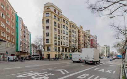 Vista exterior de Pis en venda en  Madrid Capital amb Aire condicionat, Terrassa i Balcó