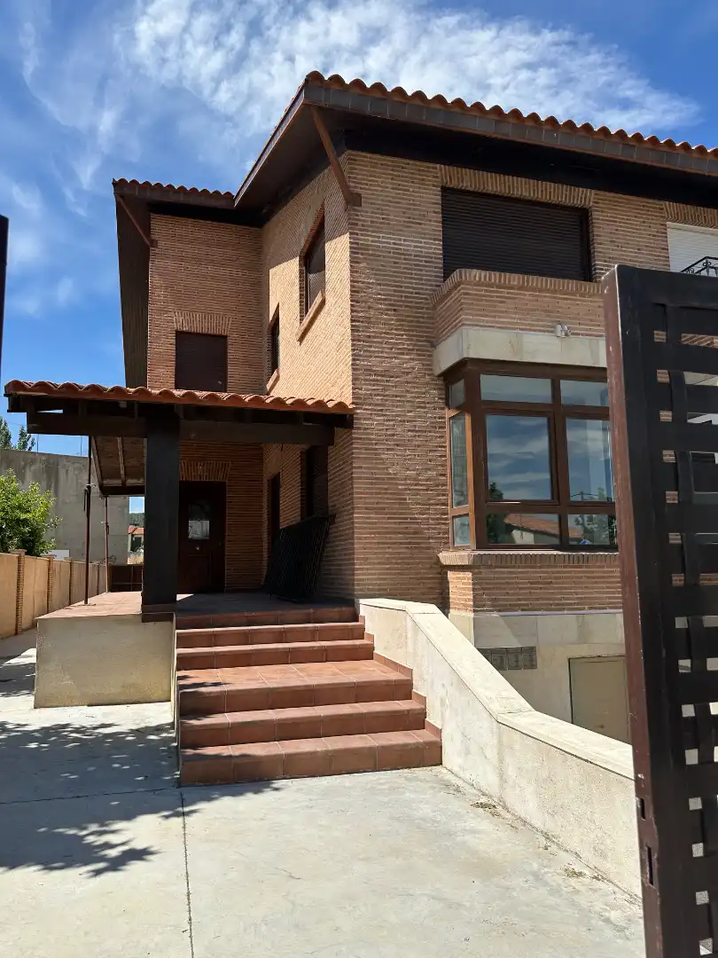 Vista exterior de Casa adosada en venda en Traspinedo amb Calefacció i Terrassa