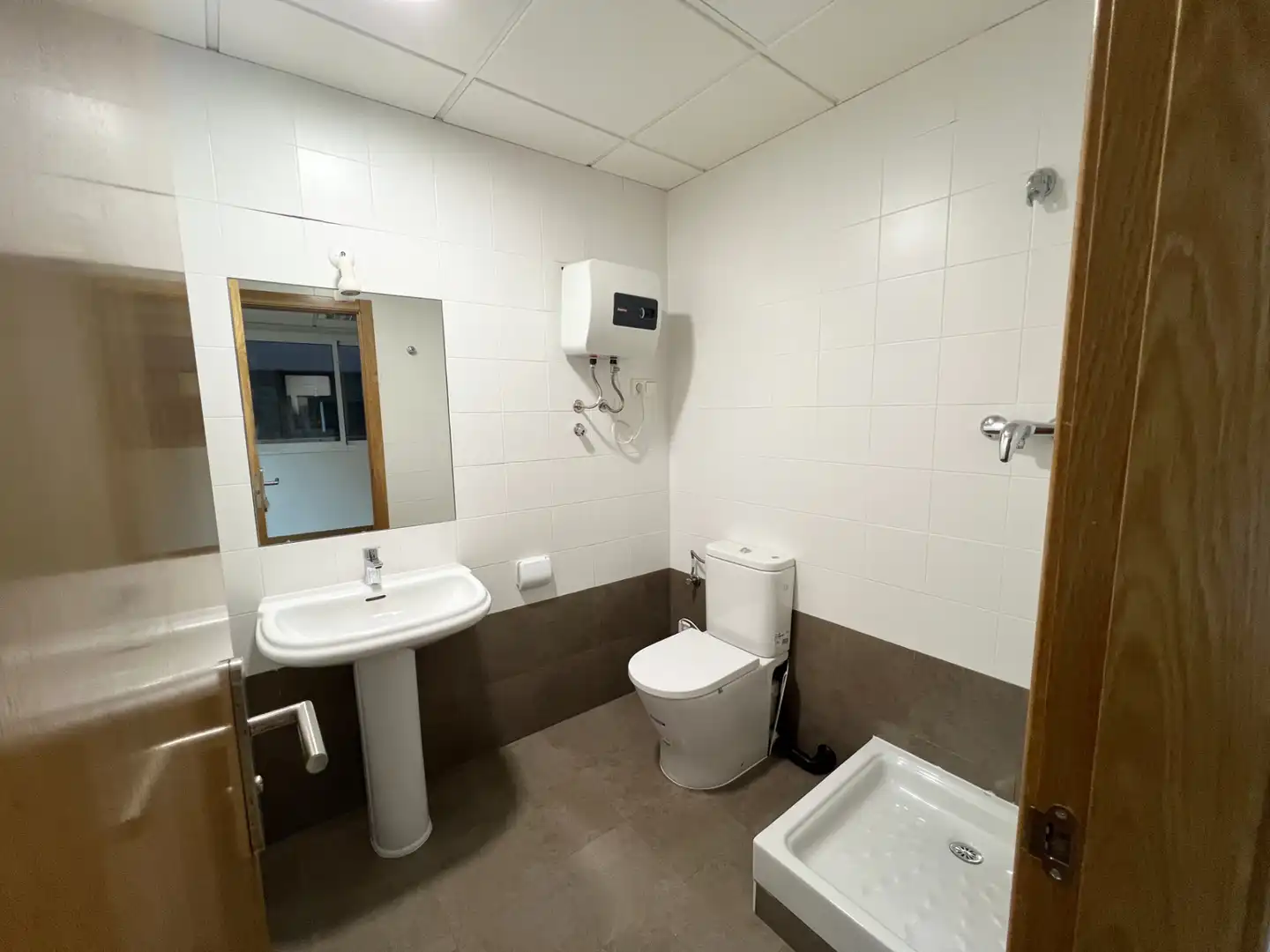 Baño de Oficina de alquiler en Murcia con Aire acondicionado