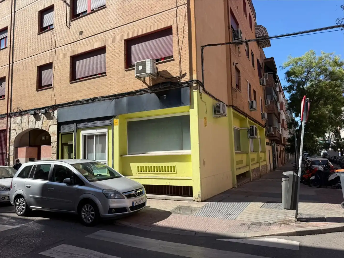 Vista exterior de Local de lloguer en Ciudad Lineal