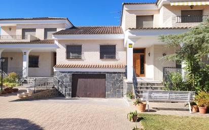 Vista exterior de Casa o xalet en venda en L'Eliana amb Aire condicionat, Calefacció i Jardí privat