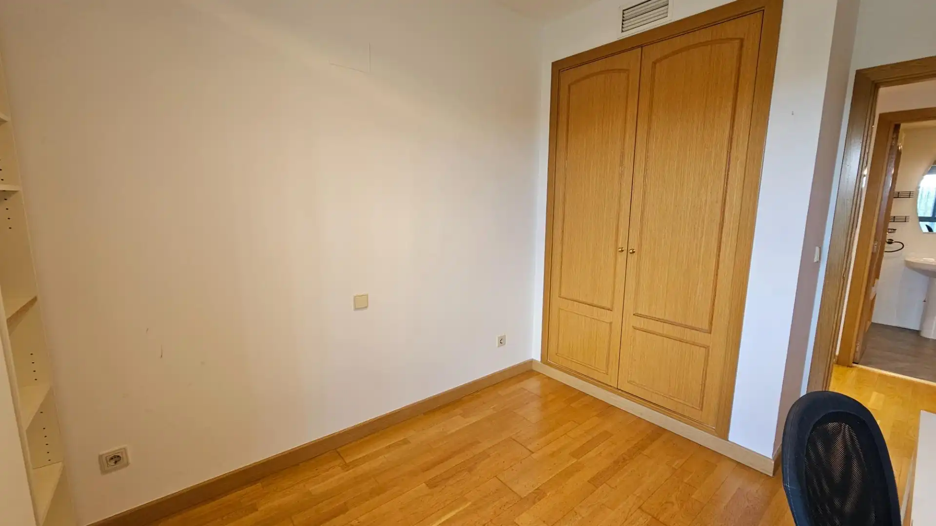 Dormitori de Planta baixa en venda en Málaga amb Aire condicionat, Jardí privat i Parquet