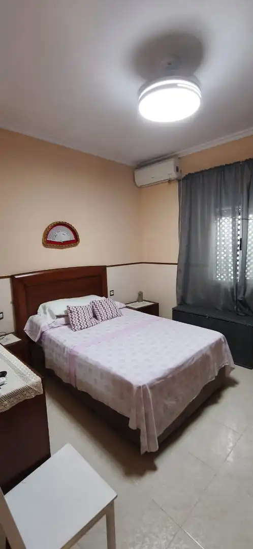 Dormitori de Casa o xalet en venda en Sevilla amb Aire condicionat, Terrassa i Moblat