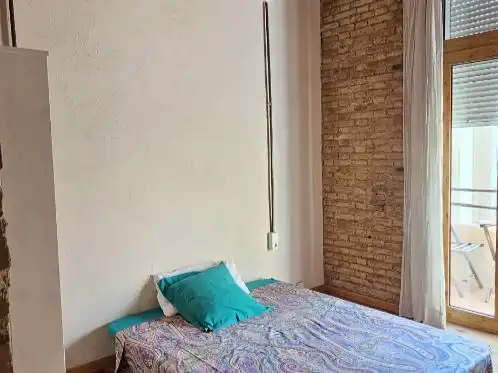 Habitación de Piso de alquiler en  Valencia Capital con Aire acondicionado y Balcón