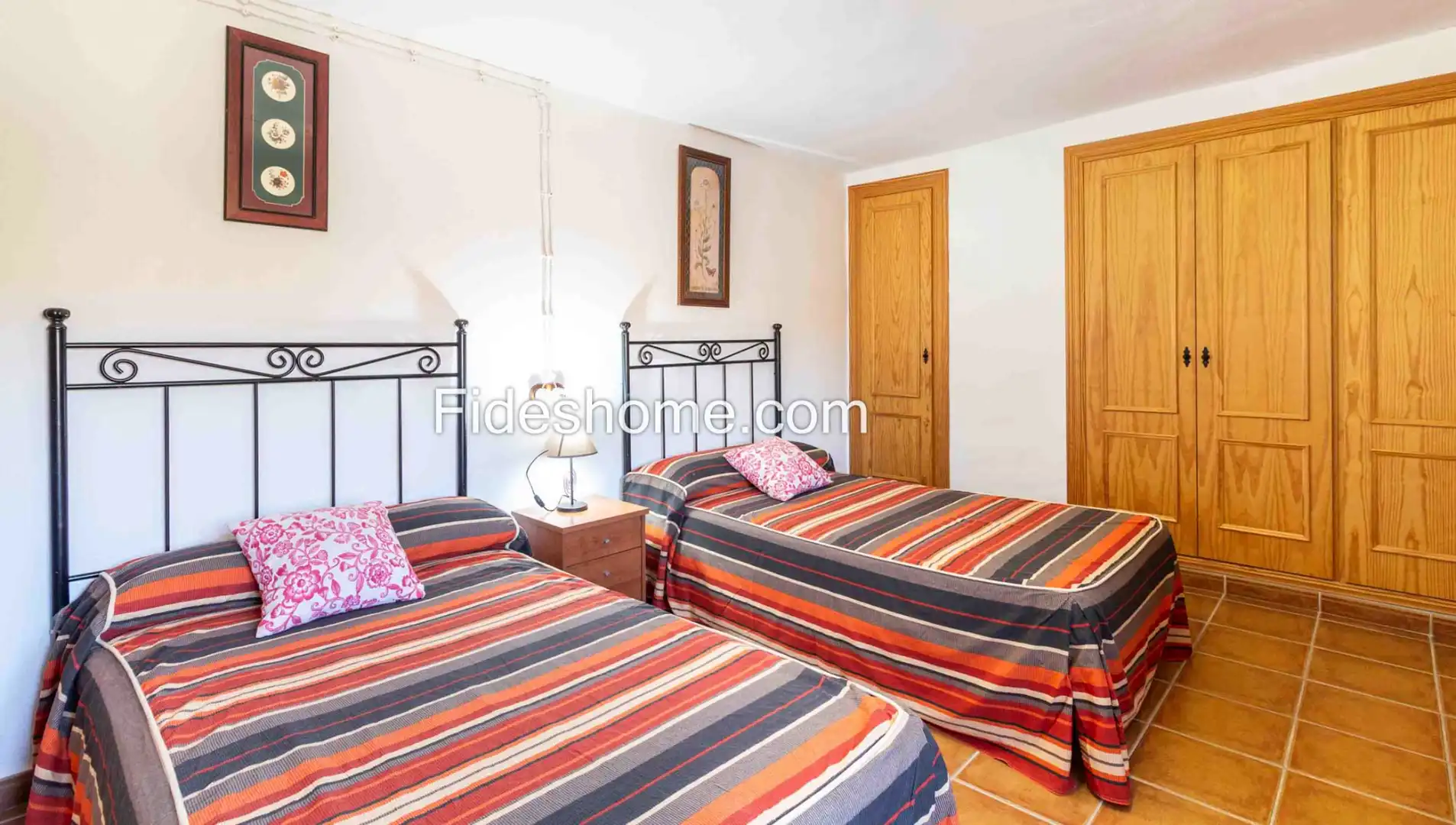 Dormitori de Finca rústica en venda en Villamena amb Jardí privat, Piscina i Moblat