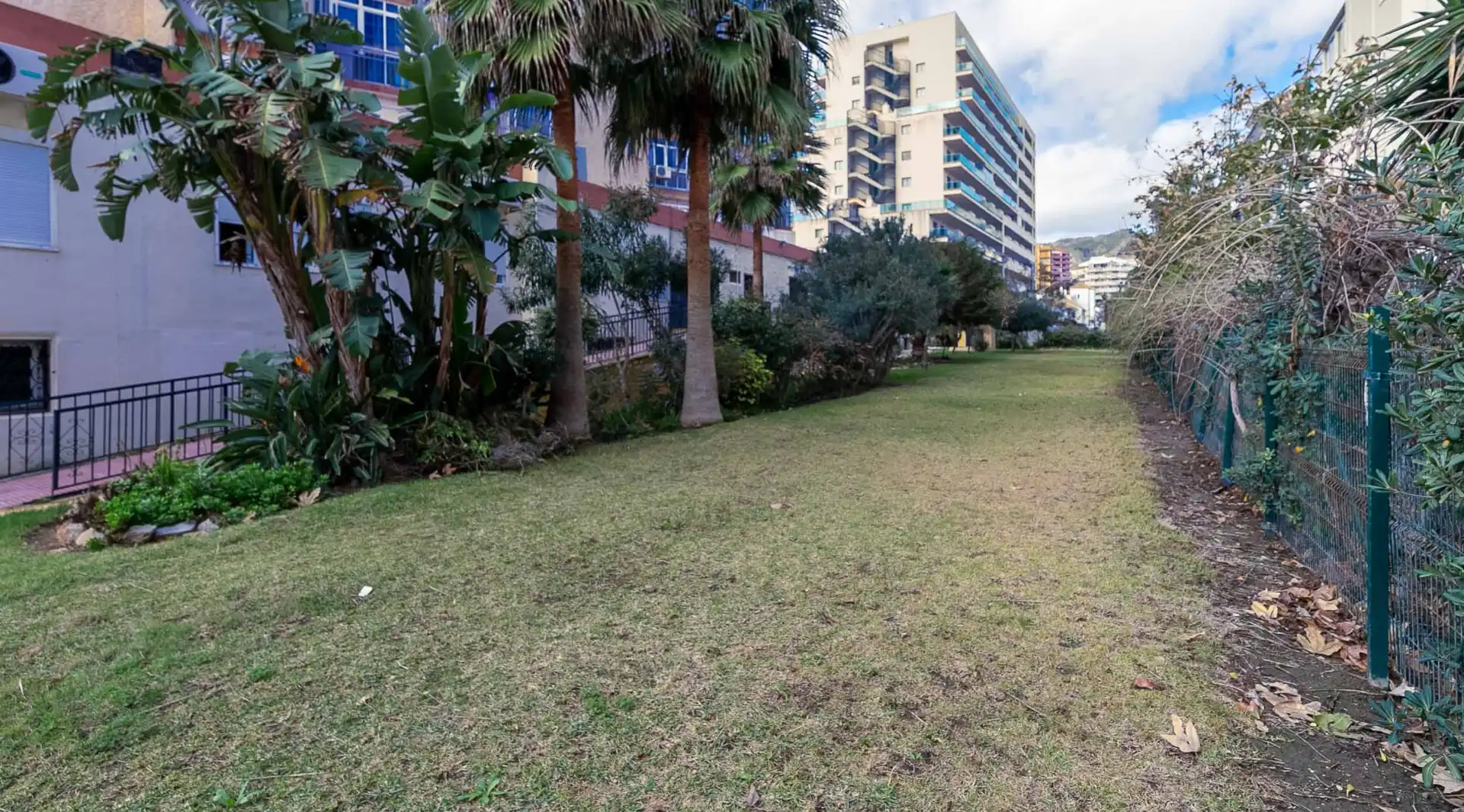 Vista exterior de Estudi en venda en Benalmádena amb Aire condicionat, Terrassa i Moblat