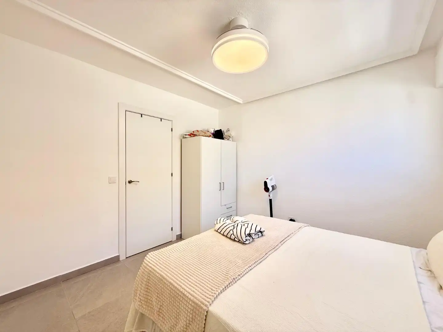 Schlafzimmer von Wohnungen zur Miete in Torrevieja mit Klimaanlage, Heizung und Terrasse
