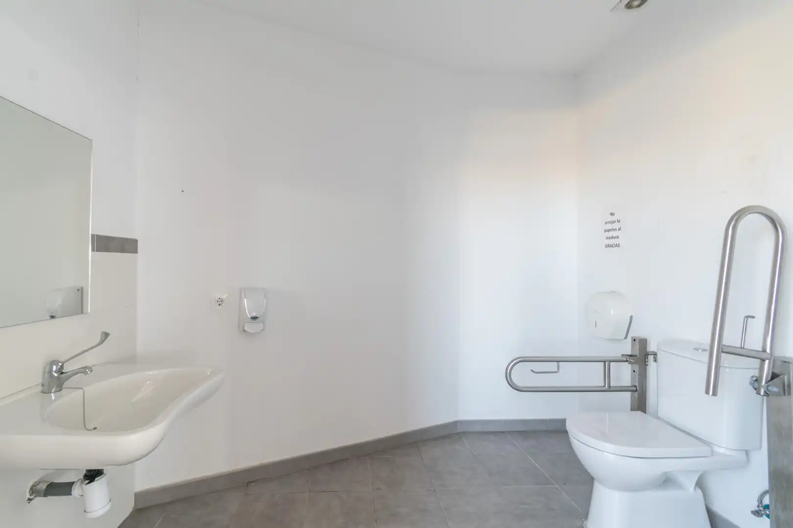 Badezimmer von Fabrikhallen zum Verkauf in Pulianas