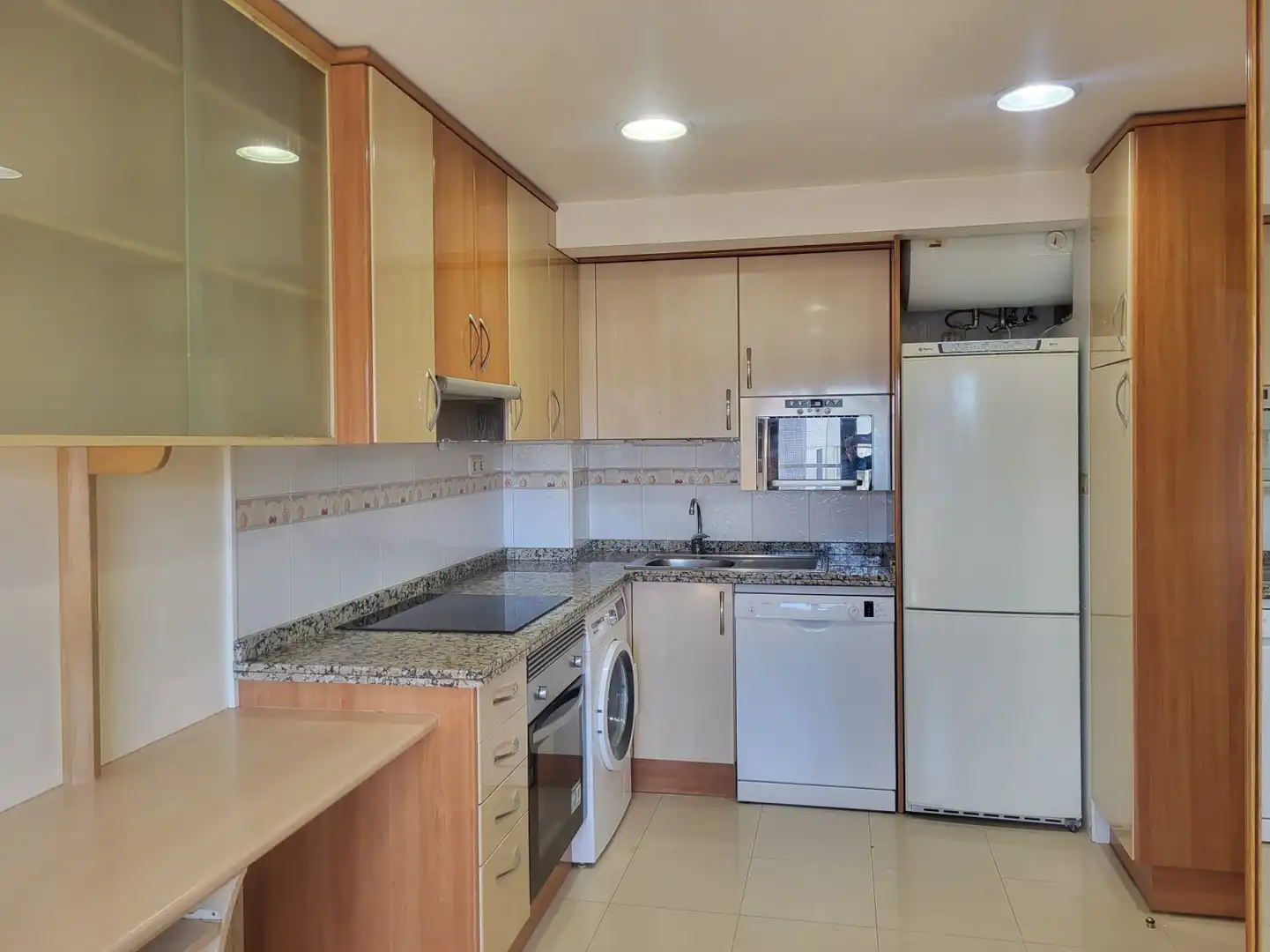 Cocina de Piso de alquiler en Gijón  con Calefacción, Parquet y Amueblado