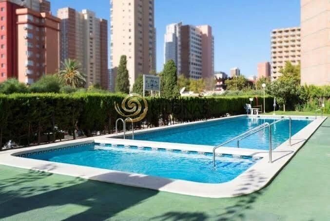 Piscina de Apartamento en venta en Benidorm con Aire acondicionado, Terraza y Piscina comunitaria
