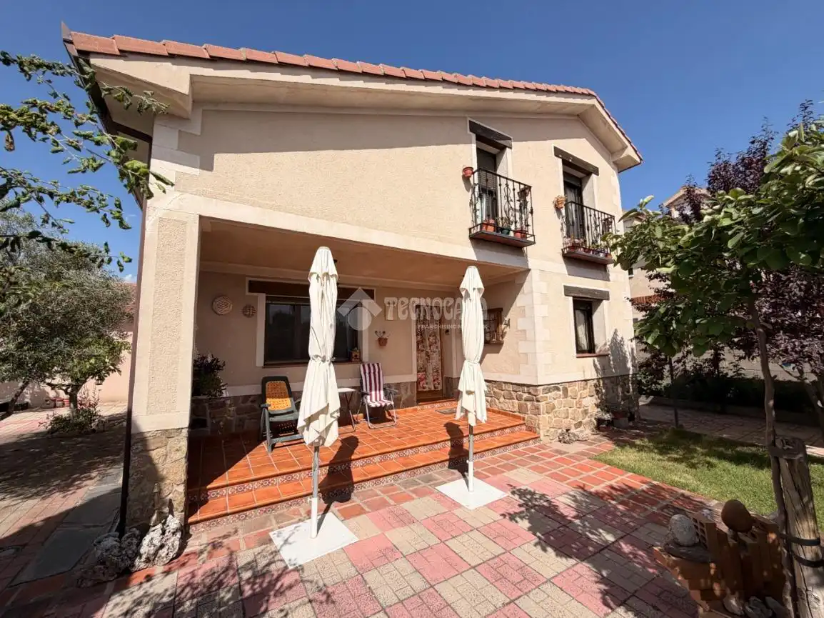 Vista exterior de Casa adosada en venta en Segovia con Calefacción