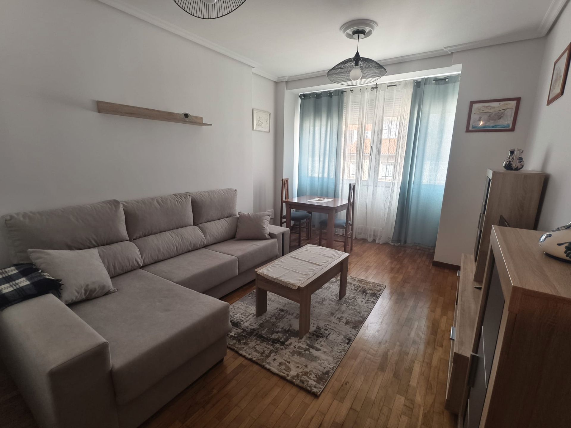 Living room of Flat to rent in A Coruña Capital   with Heating, Parquet flooring and Furnished