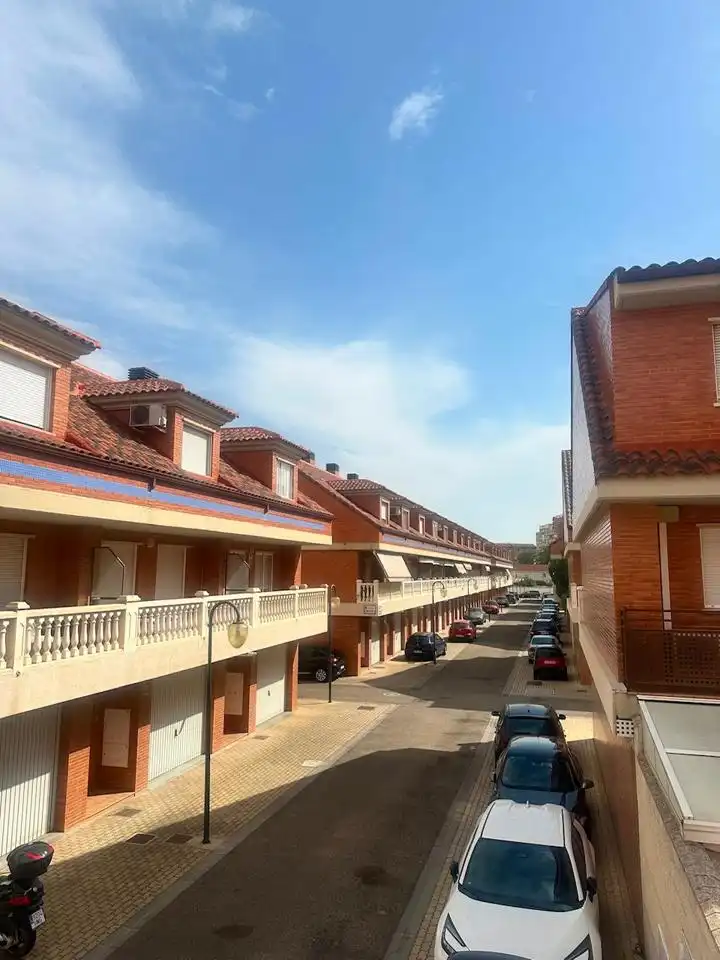 Vista exterior de Casa o xalet en venda en Zaragoza amb Aire condicionat, Calefacció i Jardí privat