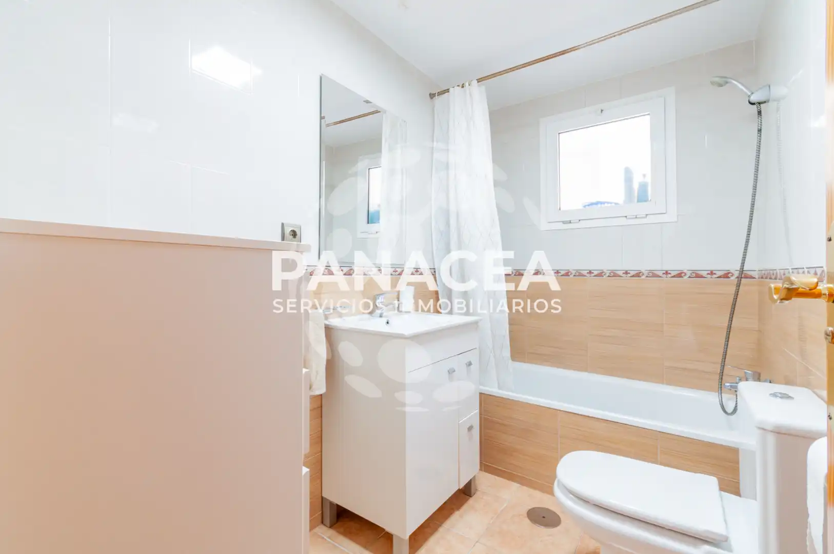 Baño de Piso en venta en Roquetas de Mar con Amueblado, Horno y Lavadora
