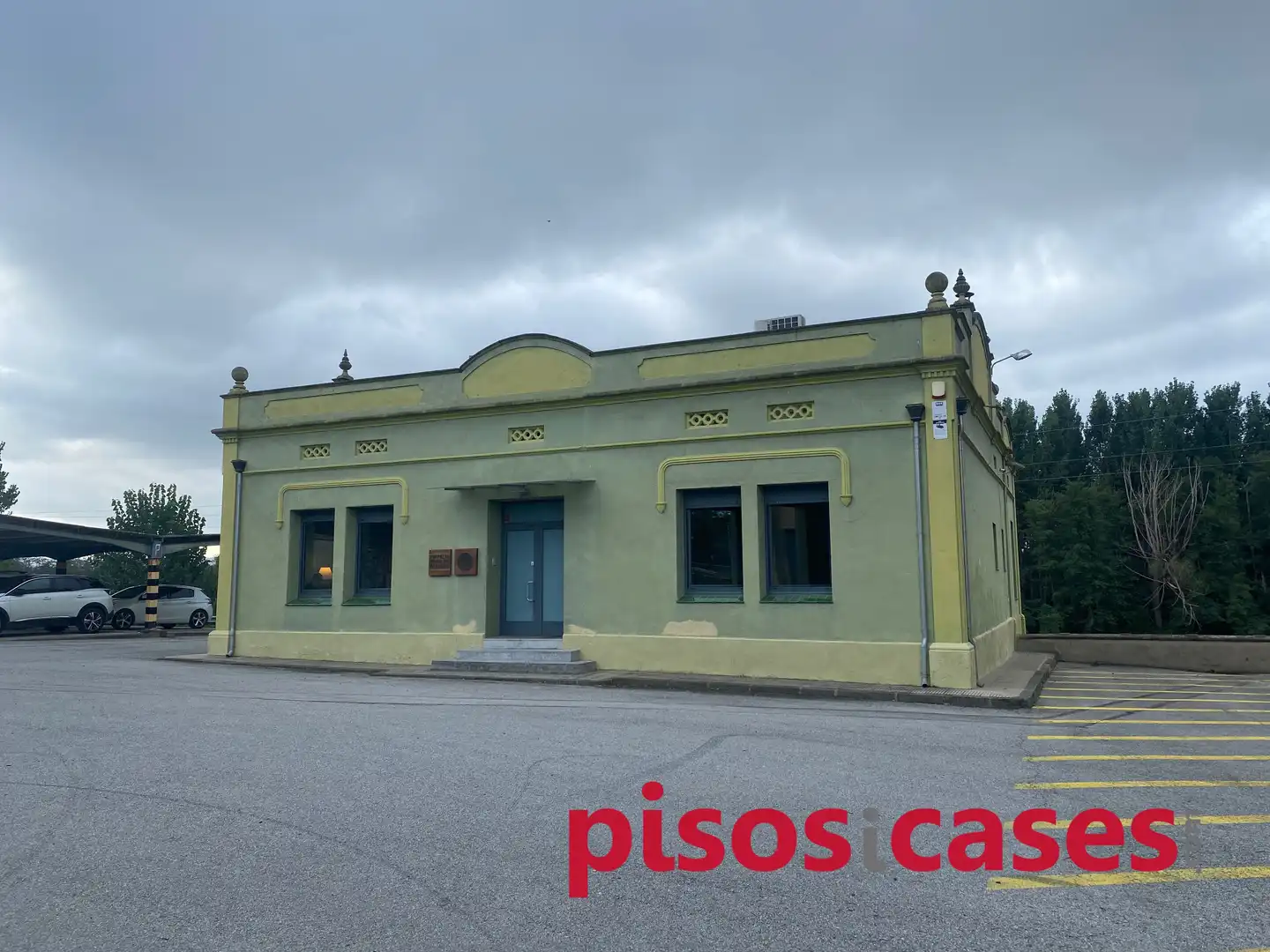 Exterior view of Office for rent in Manlleu  with Air Conditioner