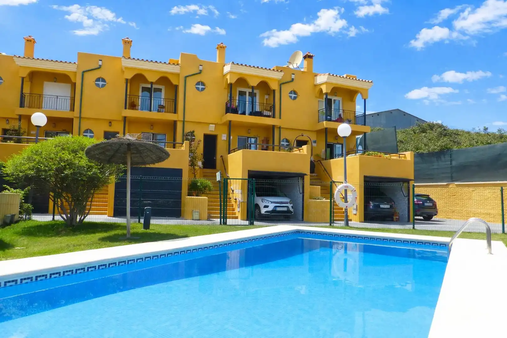 Außenansicht von Einfamilien-Reihenhaus zum Verkauf in Manilva mit Klimaanlage, Terrasse und Schwimmbad