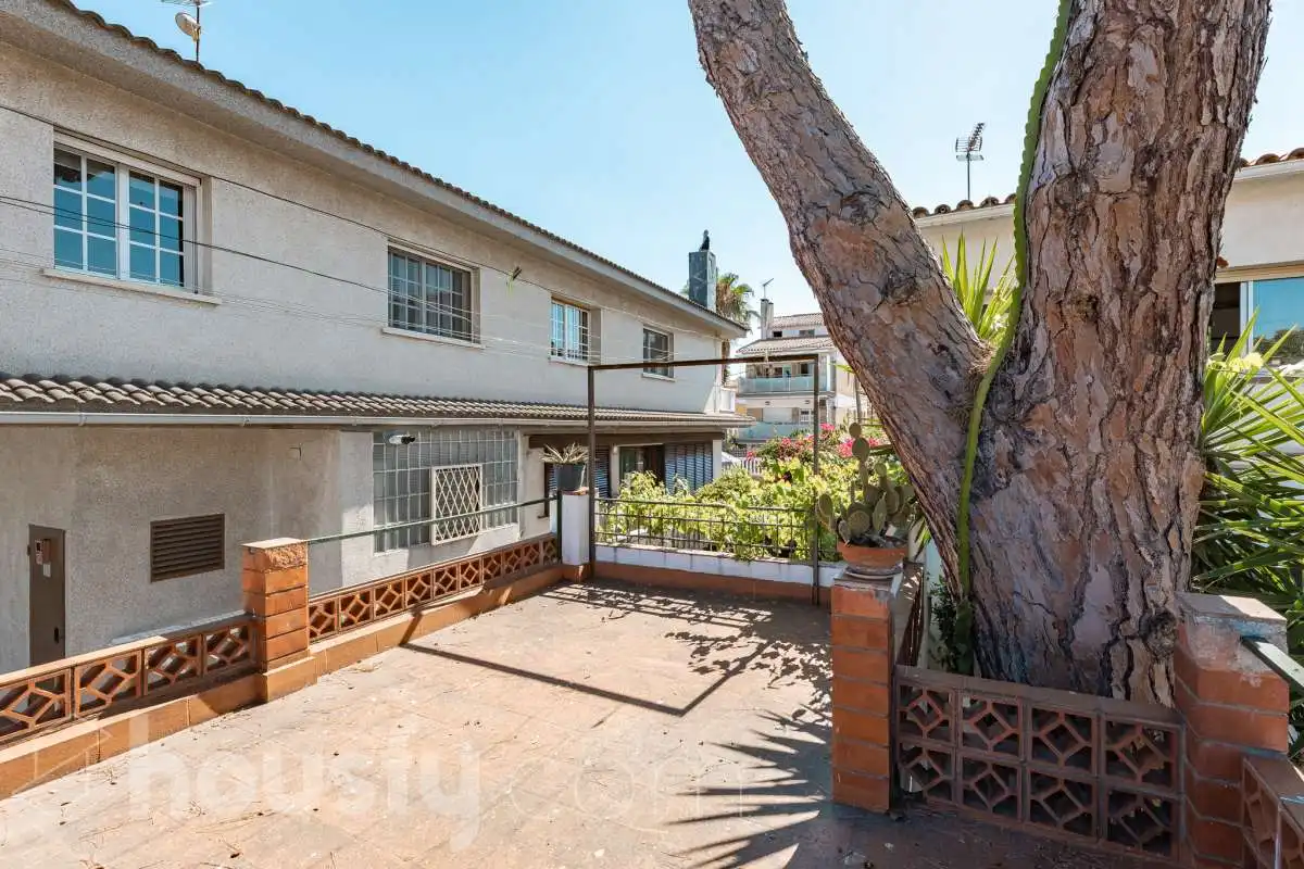 Vista exterior de Casa o xalet en venda en Castelldefels amb Jardí privat, Terrassa i Traster