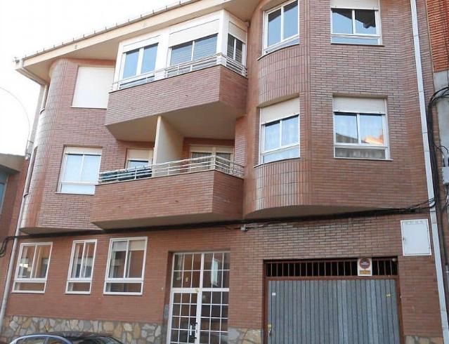 Vista exterior de Dúplex en venda en Villaquilambre amb Calefacció, Parquet i Terrassa