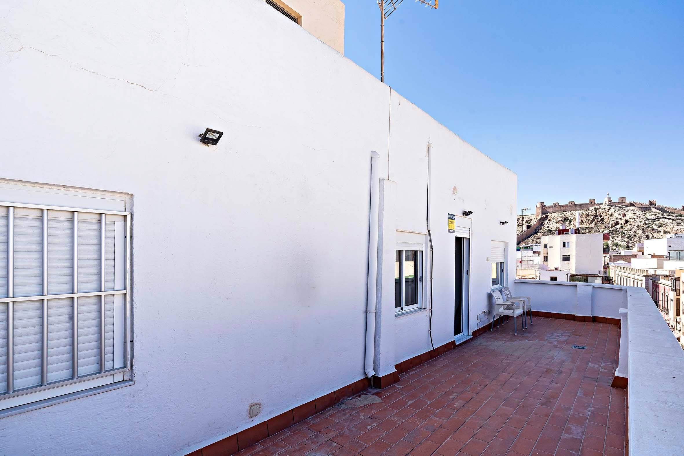 Vista exterior de Àtic de lloguer en  Almería Capital amb Aire condicionat i Calefacció