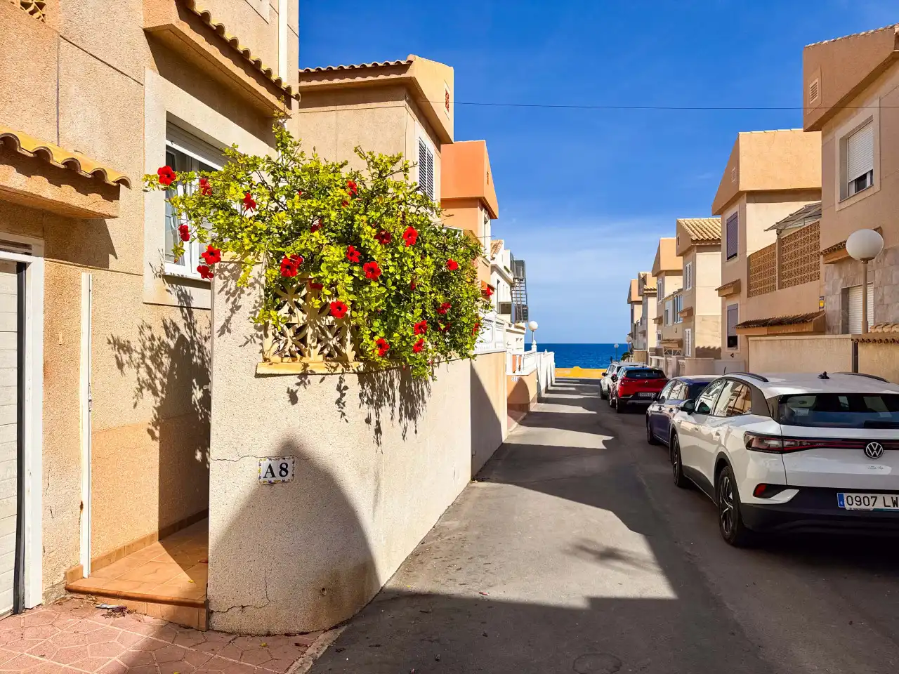 Vista exterior de Casa adosada en venda en Torrevieja amb Aire condicionat, Calefacció i Jardí privat
