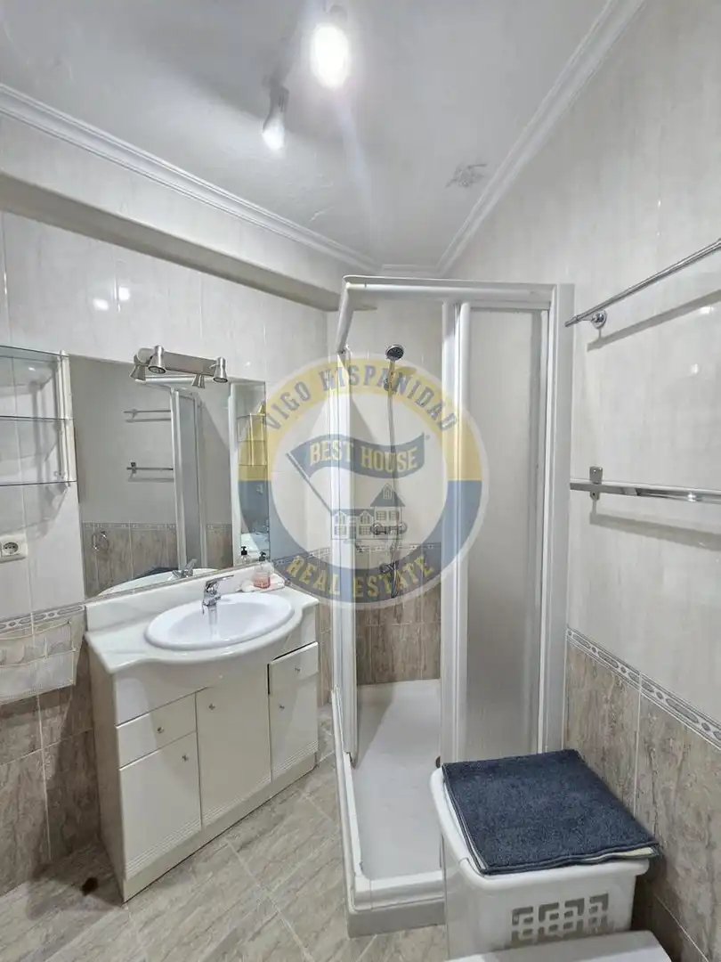 Baño de Piso de alquiler en Vigo  con Calefacción, Parquet y Amueblado