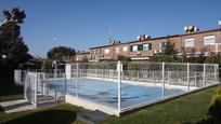 Piscina de Casa adosada en venda en Majadahonda amb Aire condicionat, Jardí privat i Traster