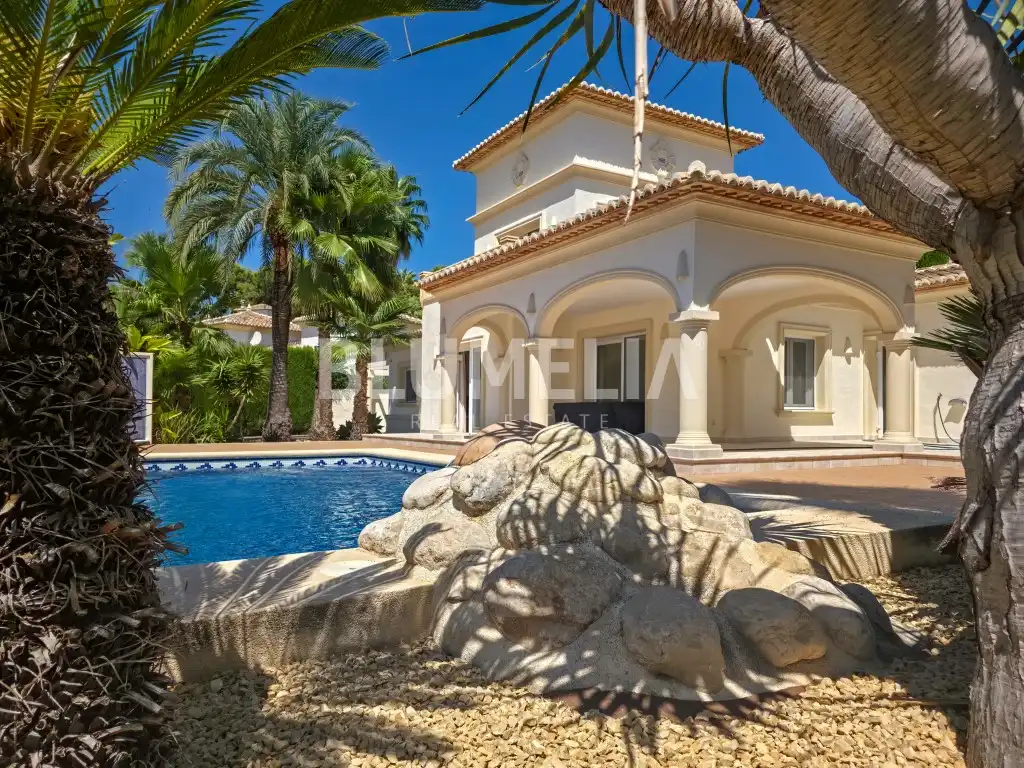 Vista exterior de Casa o xalet en venda en Moraira amb Aire condicionat, Calefacció i Jardí privat