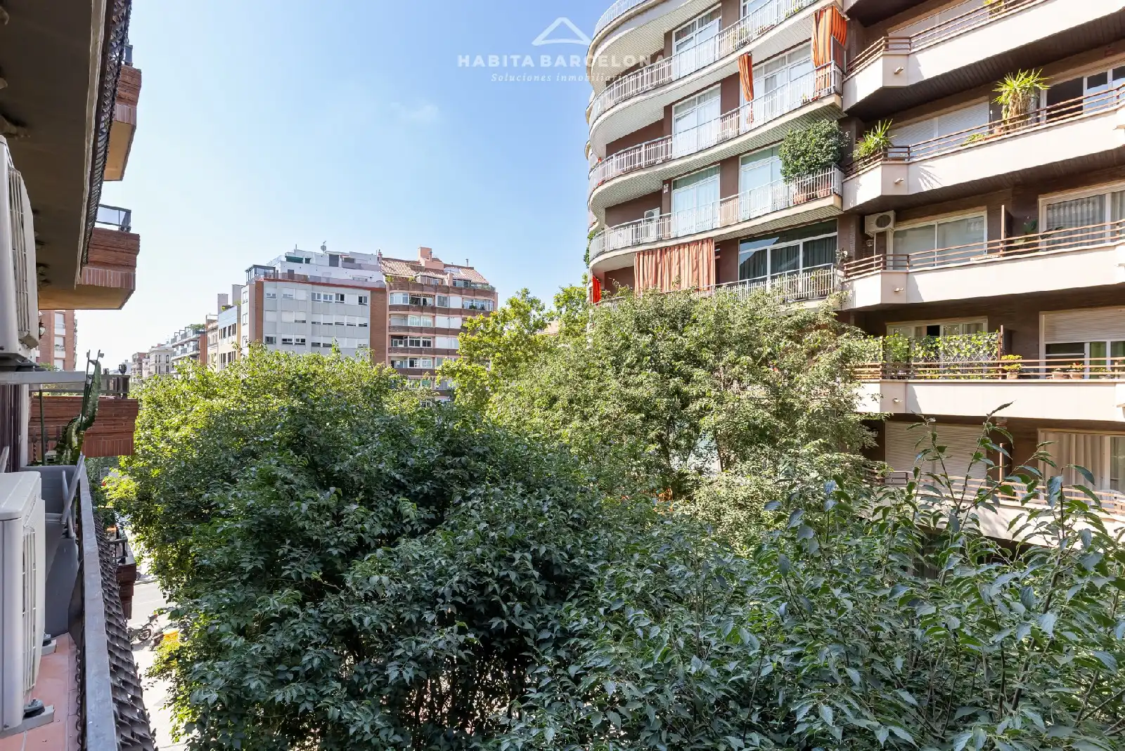 Außenansicht von Wohnung zum Verkauf in Barcelona mit Klimaanlage, Heizung und Parkett