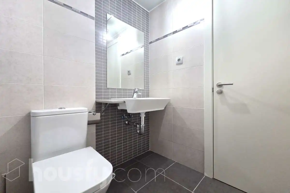 Bathroom of Flat for rent in Madrid  with Air Conditioner, Heating and Storage room