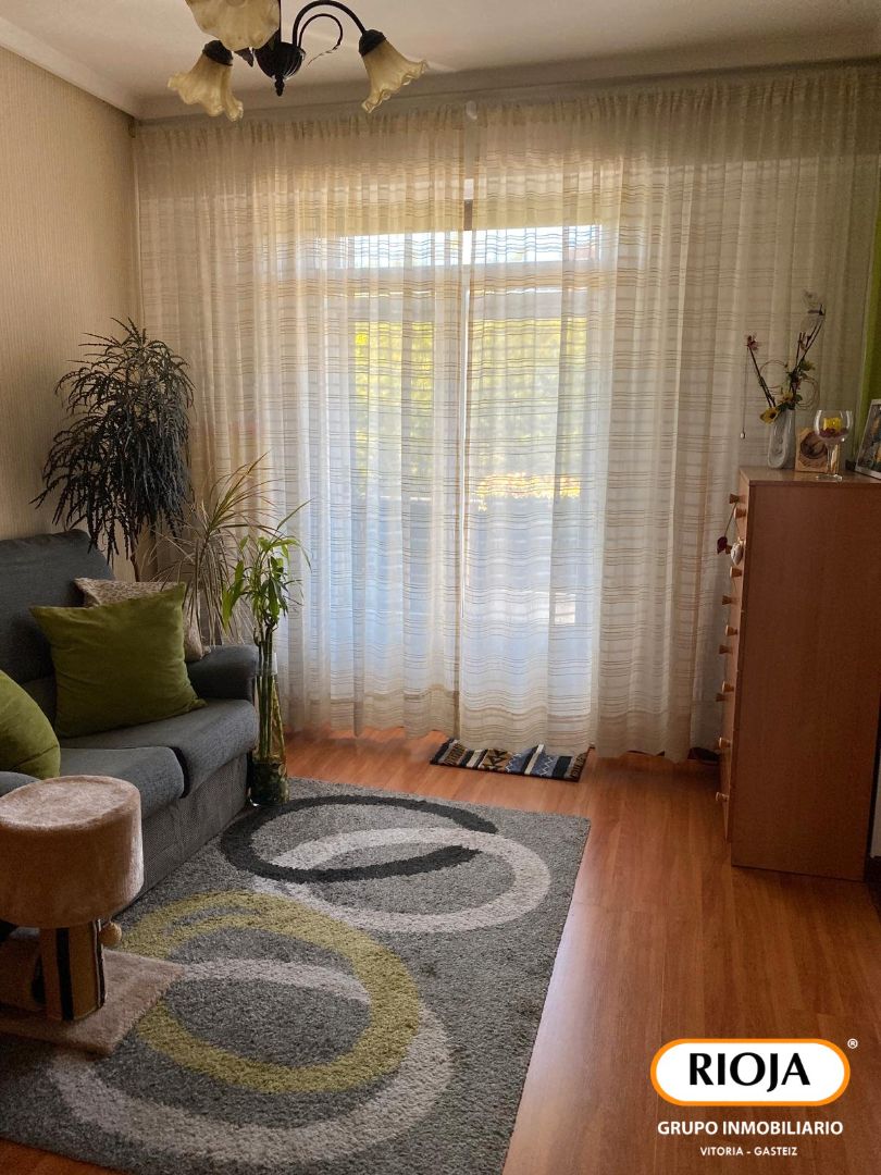 Sala de estar de Piso en venta en Vitoria - Gasteiz con Calefacción, Terraza y Trastero