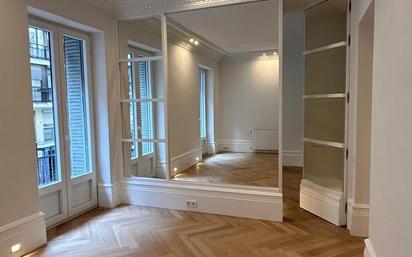 Bedroom of Flat for sale in  Madrid Capital