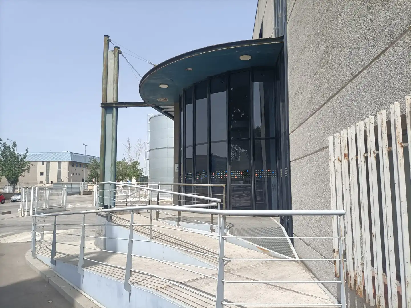 Vista exterior de Nave industrial de alquiler en Barcelona con Calefacción y Alarma