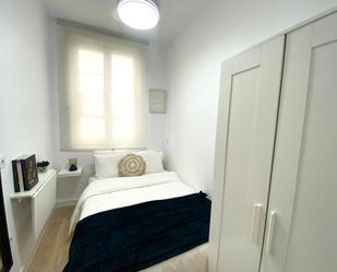 Bedroom of Flat to share in  Madrid Capital  with Heating, Furnished and Oven