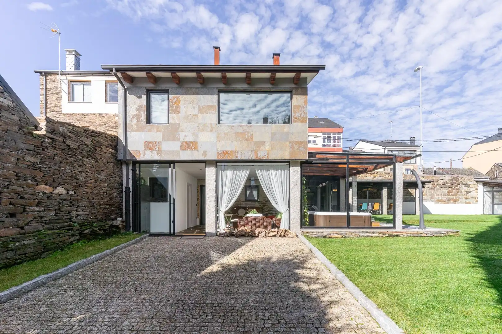 Vista exterior de Casa o chalet en venta en Lugo con Calefacción, Jardín privado y Jacuzzi