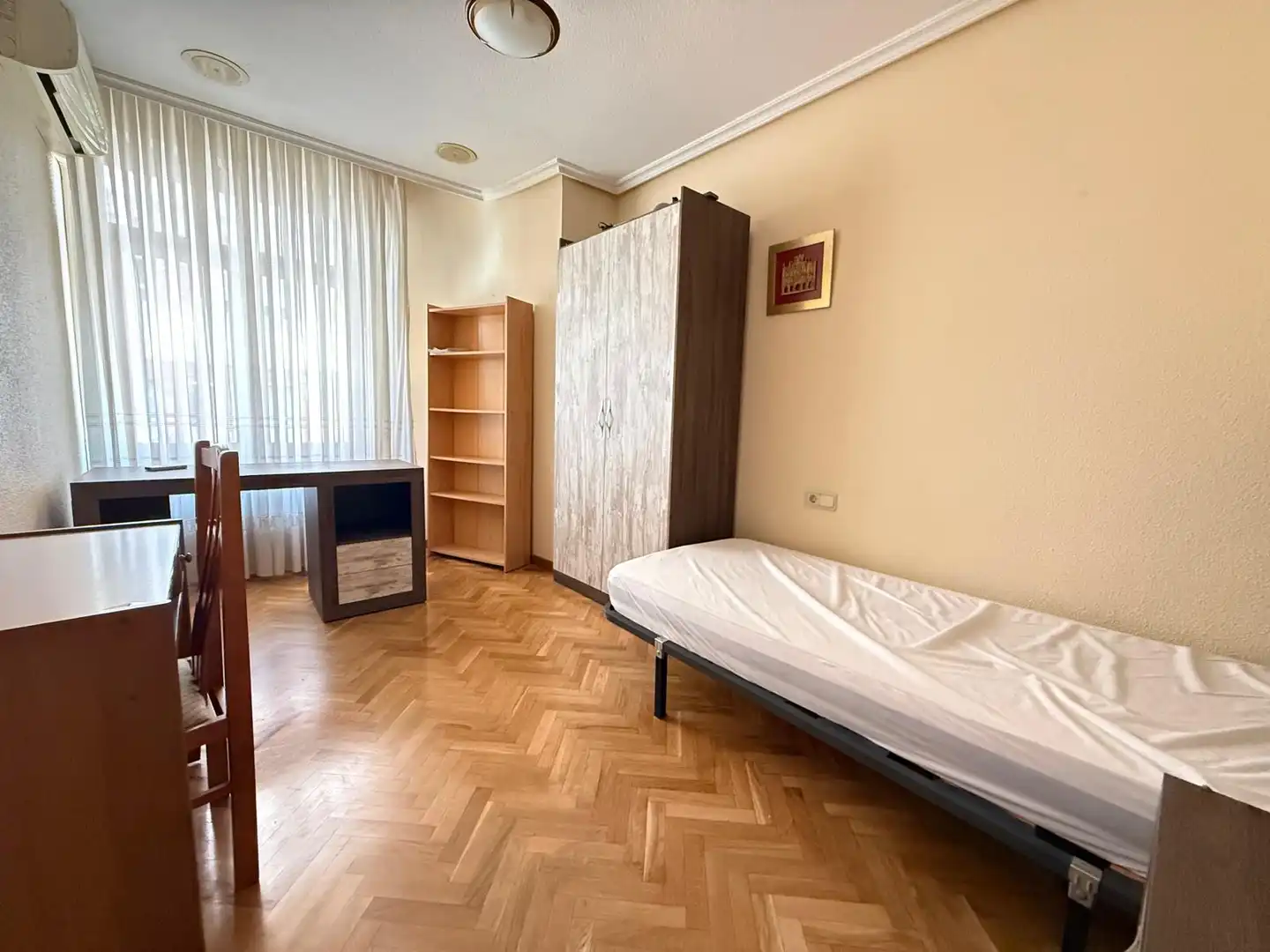 Bedroom of Flat for sale in Salamanca  with Heating, Parquet flooring and Furnished